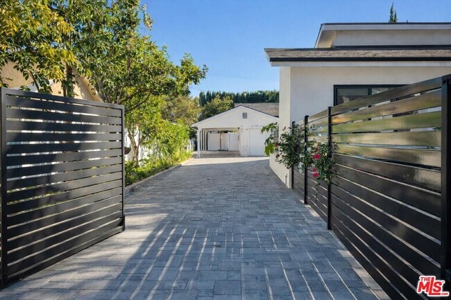 property at 4522 Mammoth Ave