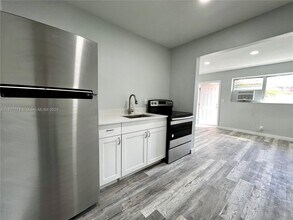 808 NW 7th Terrace in Hallandale Beach, FL - Building Photo - Building Photo