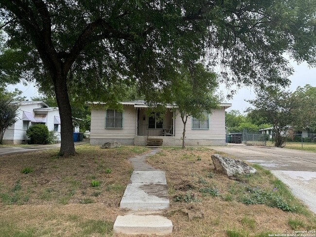 1011 Alexander Hamilton Dr in San Antonio, TX - Foto de edificio - Building Photo