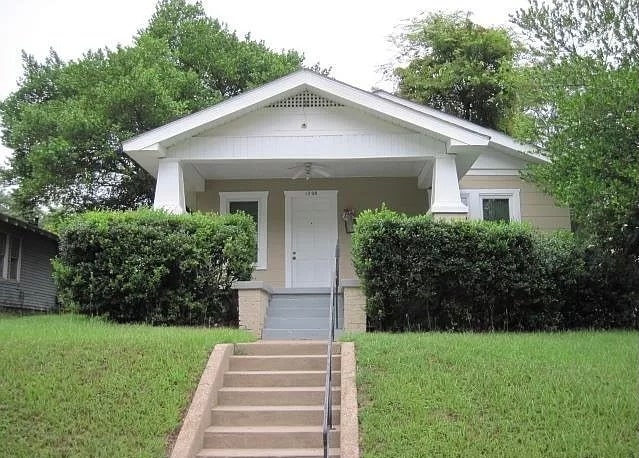 property at 1008 W Elm St
