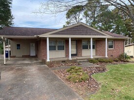 2103 Chambers Dr NE in Huntsville, AL - Building Photo