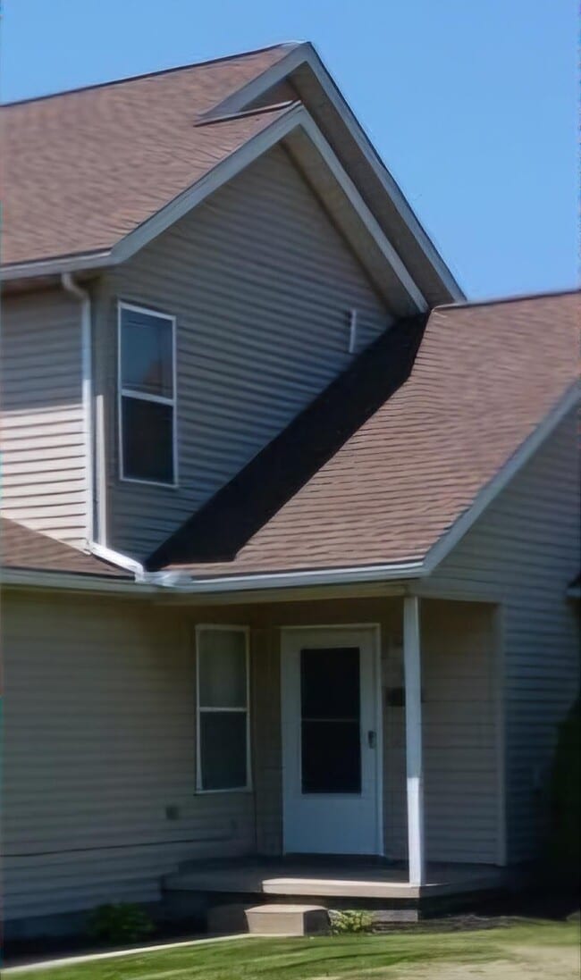 2045 Rolling Meadows Ln in Akron, OH - Building Photo - Building Photo