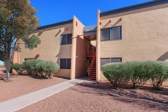 Cien Palmas Apartments in El Paso, TX - Building Photo - Building Photo