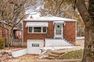 7725 Kenridge Ln in St. Louis, MO - Building Photo