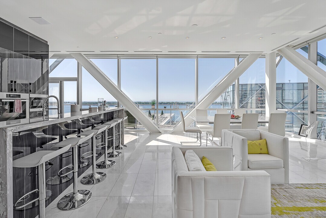 39 Queens Quay E in Toronto, ON - Building Photo