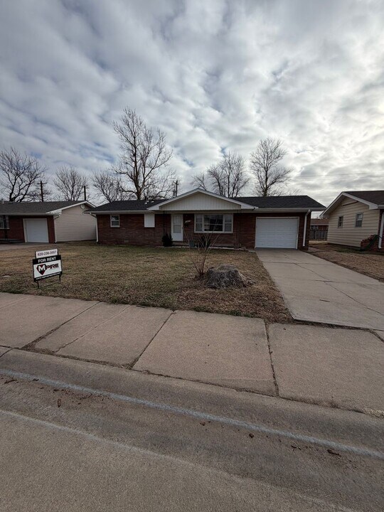 2807 25th St in Great Bend, KS - Building Photo