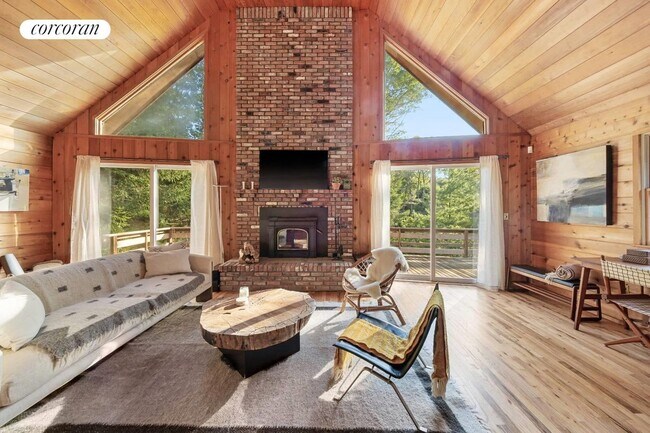 83 3 Mile Harbor Dr in East Hampton, NY - Foto de edificio - Building Photo