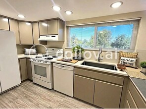 7451 NE 146th St, Unit Finn Hill in Kenmore, WA - Foto de edificio - Building Photo