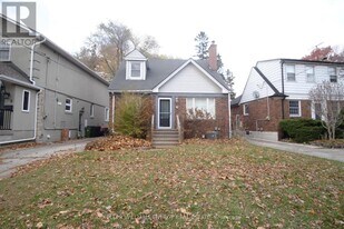 8 Lynndale Rd in Toronto, ON - Building Photo