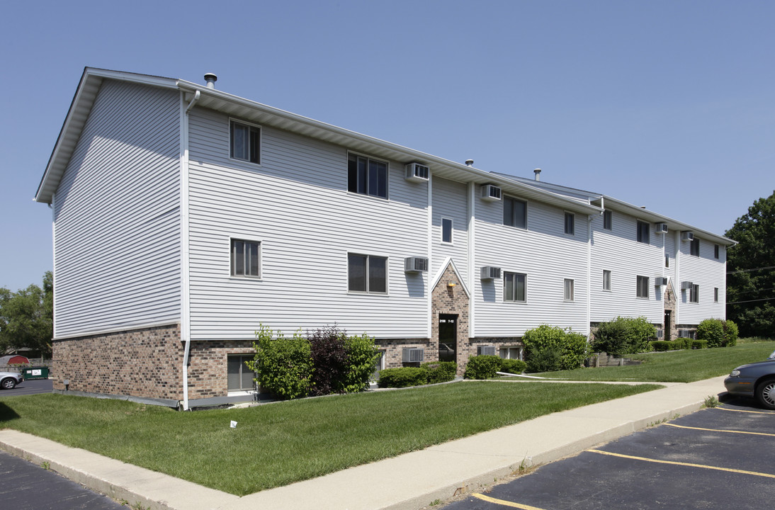 Richport Apartments in Sycamore, IL - Building Photo