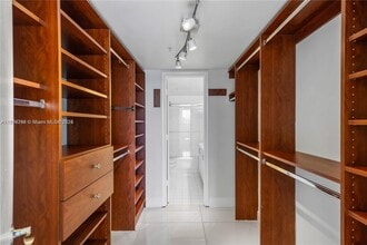 16590 NE 26th Ave, Unit 502 in North Miami Beach, FL - Foto de edificio - Building Photo