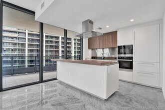 1000 Brickell Ave, Unit 2210 in Miami, FL - Building Photo - Building Photo