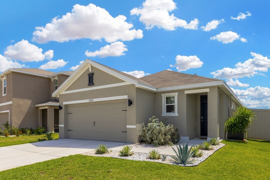 17042 Oval Rum Dr in Wimauma, FL - Building Photo