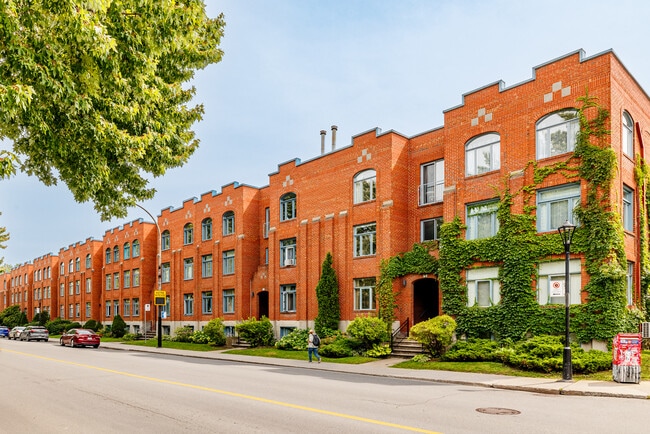 2260 Notre-Dame Rue O in Montréal, QC - Building Photo - Building Photo