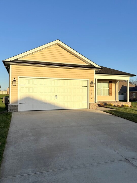 1307 Helmsdale Ave in Bowling Green, KY - Building Photo