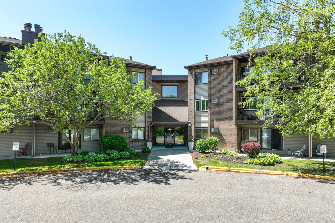 Carriage Hills in Eagan, MN - Building Photo