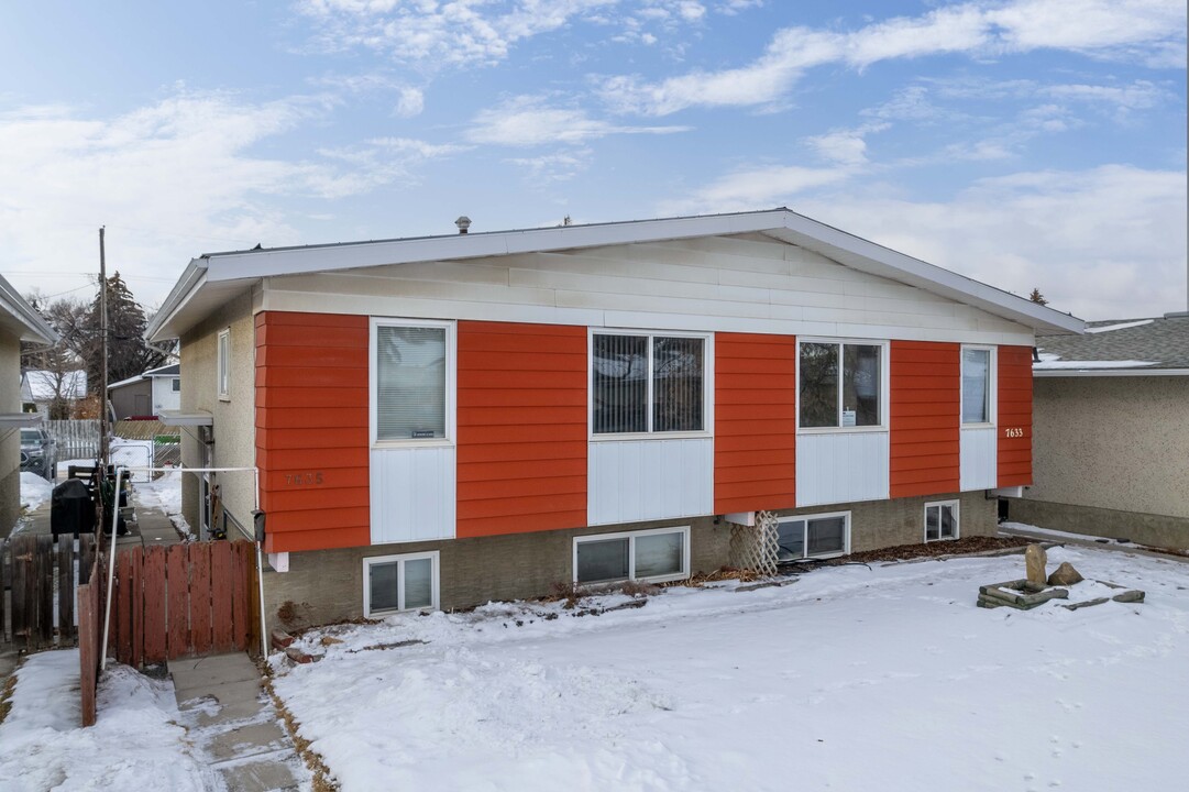 7633-7635 22 St SE in Calgary, AB - Building Photo