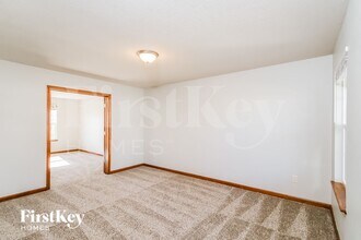 4503 W Easy St in New Palestine, IN - Foto de edificio - Building Photo