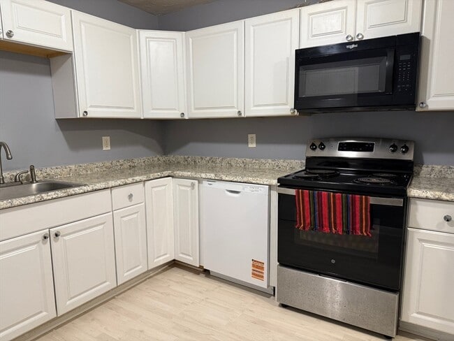 302 Boston Post Rd E in Marlborough, MA - Building Photo - Building Photo