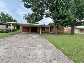 1025 Warden St in Benbrook, TX - Building Photo