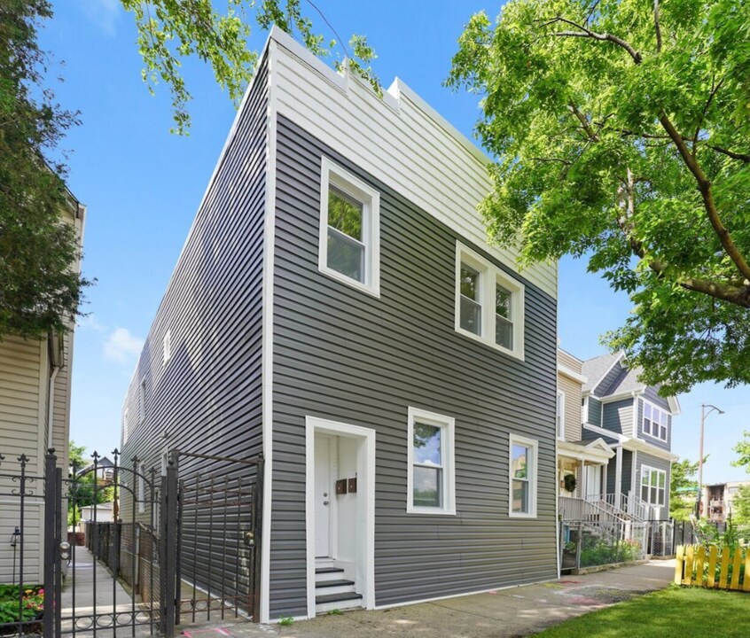 3575 W Dickens Ave, Unit 1R in Chicago, IL - Building Photo