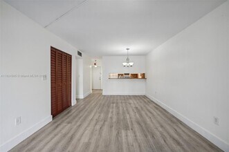 145 SW 30th Ct in Miami, FL - Foto de edificio - Building Photo