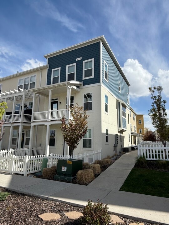 5427 W Ranches Loop Rd in West Jordan, UT - Building Photo