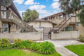 Moss Gardens Apartments in Chula Vista, CA - Foto de edificio - Building Photo