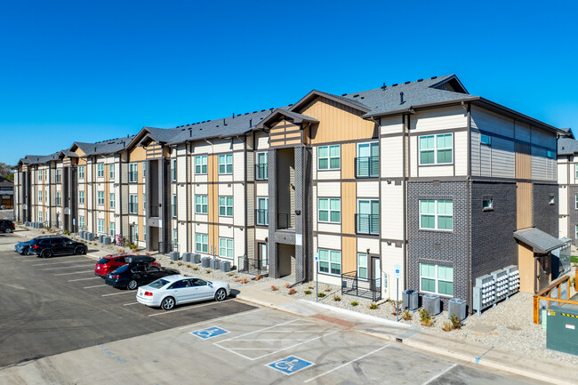 Bonsai Apartments in Englewood, CO - Foto de edificio - Building Photo