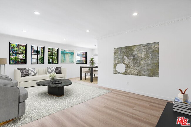 527 S Barrington Ave in Los Angeles, CA - Building Photo - Building Photo