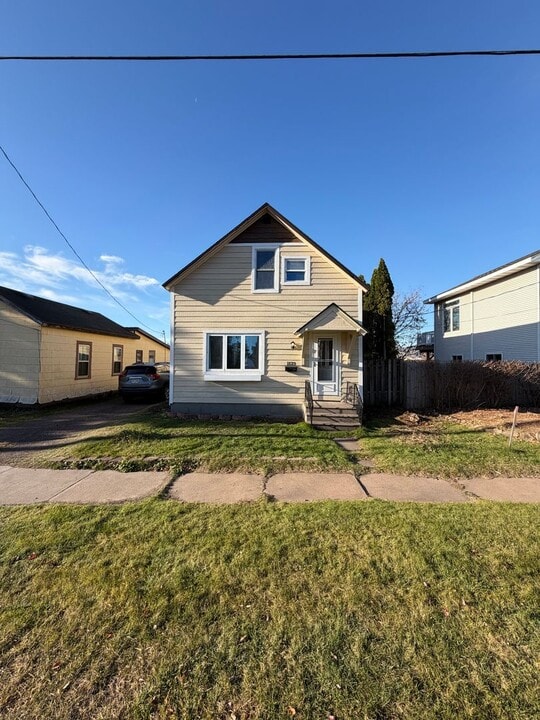 1123 Minnesota Ave in Duluth, MN - Building Photo