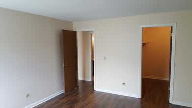 33561 N Royal Oak Ln in Grayslake, IL - Building Photo - Building Photo