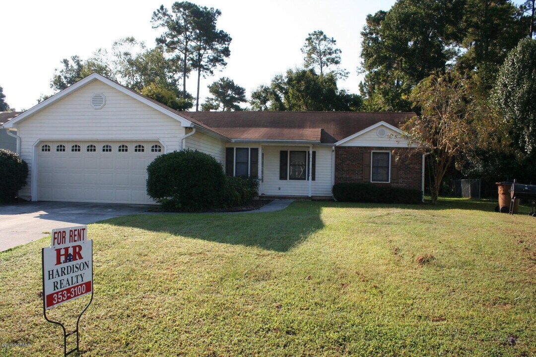 504 Tall Pine Ct in Midway Park, NC - Building Photo