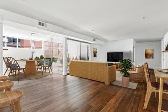 1025 Ocean Avenue in Santa Monica, CA - Building Photo - Building Photo