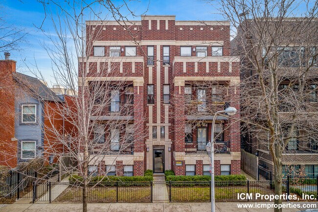 3229 N Kenmore Ave, Unit 3231-3 in Chicago, IL - Building Photo - Building Photo