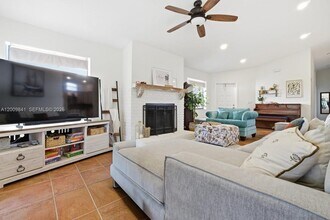 575 Lakeside Cir in Sunrise, FL - Building Photo - Building Photo