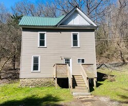 908 Cleveland Ave in Fairmont, WV - Building Photo