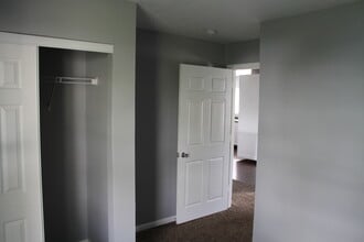 301 S Ohio St, Unit B in Tuscola, IL - Foto de edificio - Building Photo