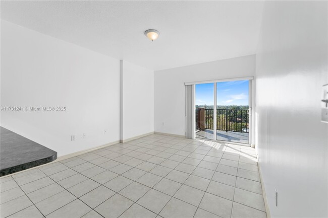 3410 Coral Way, Unit 706 in Miami, FL - Foto de edificio - Building Photo