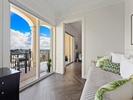 750 N Tamiami Trl, Unit Gorgeous Penthouse in Sarasota, FL - Building Photo