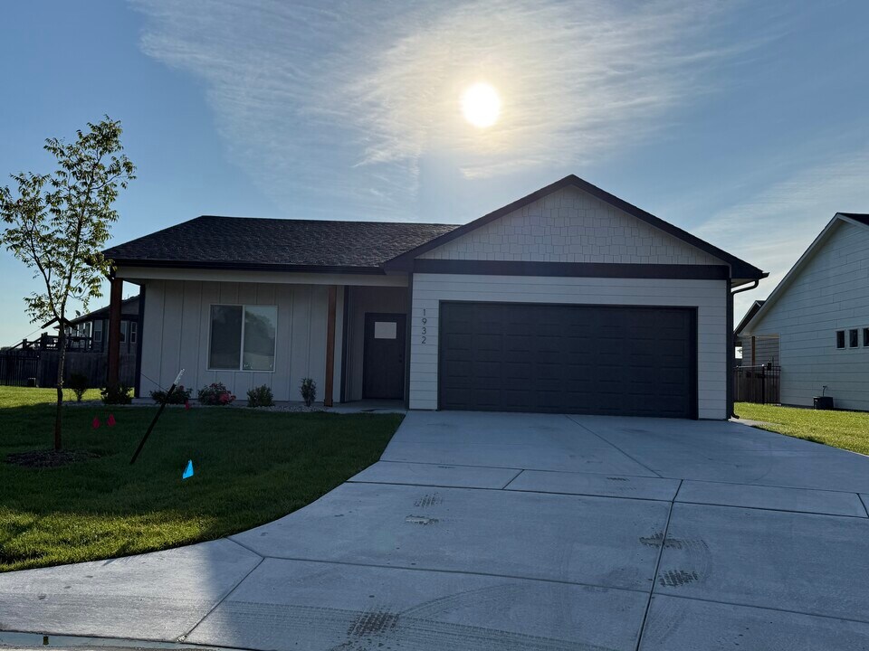 1932 E Village Estates Ct in Park City, KS - Building Photo