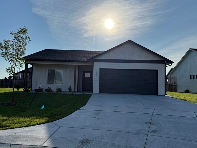 property at 1932 E Village Estates Ct