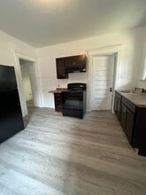 349 W 8th St, Unit 2 in Erie, PA - Foto de edificio - Building Photo