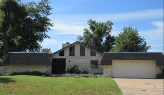 102 Redbird Cir in Midwest City, OK - Building Photo