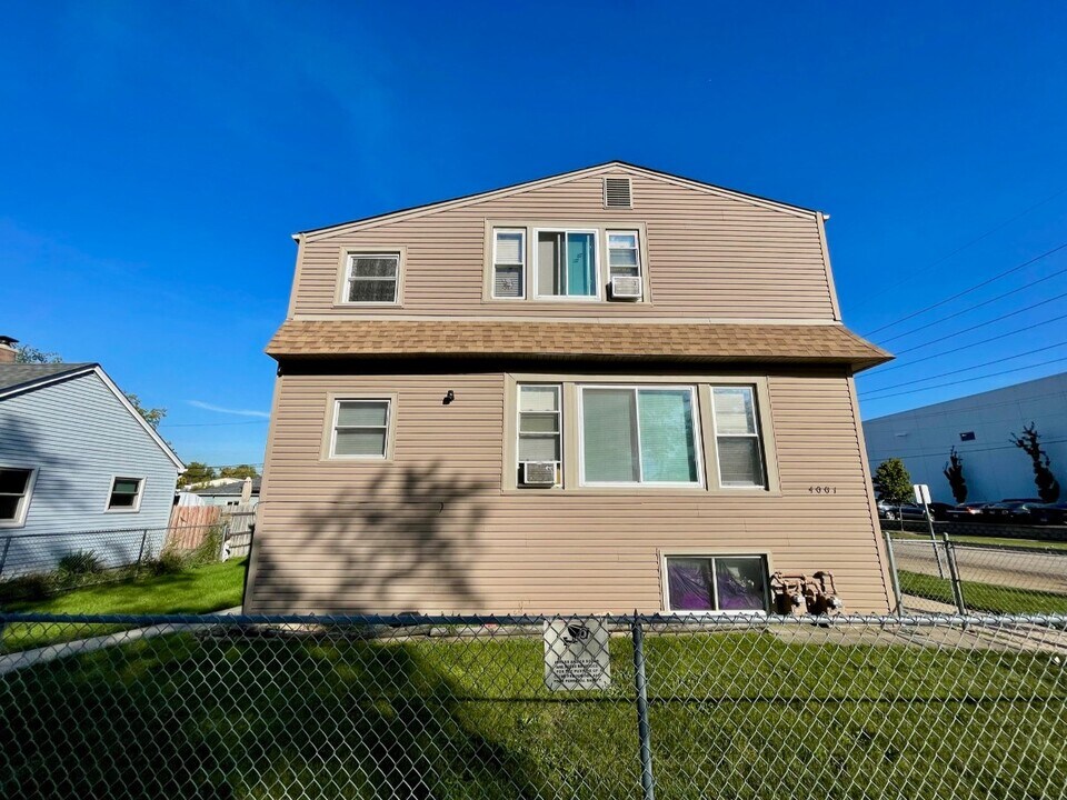 4001 Prairie Ave in Schiller Park, IL - Building Photo