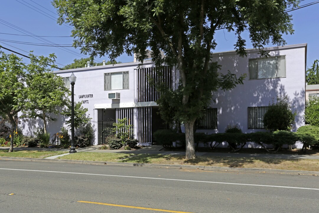 Lamplighter Apartments in Sacramento, CA - Building Photo