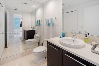 17121 Collins Ave, Unit 1703 in Sunny Isles Beach, FL - Foto de edificio - Building Photo