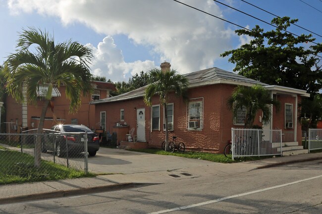 302 N Tamarind Ave in West Palm Beach, FL - Foto de edificio - Building Photo