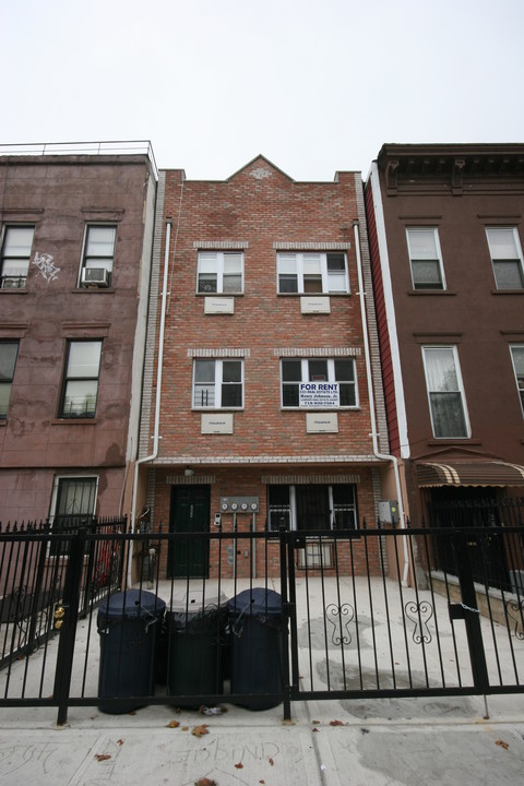 264 Kosciuszko St in Brooklyn, NY - Building Photo