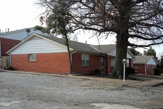 Broadway Apartments in Broken Arrow, OK - Building Photo - Building Photo